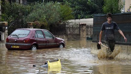 En quelques minutes, l'eau a compl&egrave;tement envahi Lamalou-les-Bains (H&eacute;rault), le 18 septembre 2014. (PASCAL GUYOT / AFP)