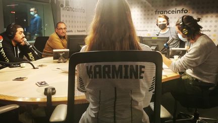 L'équipe du Club esport de Yannick Agnel en studio pour parler de la Karmine Corp. (JULES DEKISS / FRANCEINFO)