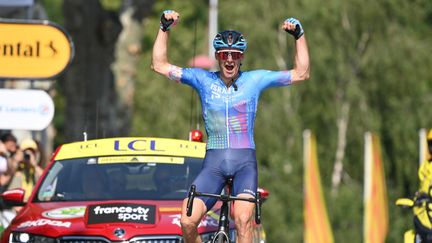 Le coureur canadien Hugo Houle célèbre sa victoire à Foix (Ariège) lors de la 16e étape du Tour de France, le 19 juillet 2022. (DAVID STOCKMAN / BELGA MAG / AFP)