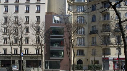 Depuis le boulevard, la petite maison de couture parisienne d'Anna Ruohonen ressemble à une tour miniature
 (Pekka Littow)