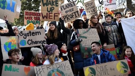 Des adolescents manifestent pour le climat lors du forum économique de Davos (Suisse), le 24 janvier 2020.&nbsp; (FABRICE COFFRINI / AFP)