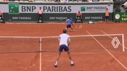 Malmené par Daniil Medvedev, l'Australien a réussi à s'échapper grâce à une superbe défense.  De Minaur résiste aux attaques de son adversaire et remporte le point d'un drop shot.