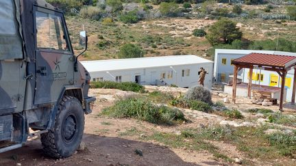 L'extérieur de l'un des camps de migrants de l'île de Lampedusa, sous bonne garde de l'armée. (BRUCE DE GALZAIN / RADIO FRANCE)