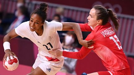 Les Bleues affrontent les championnes olympiques en titre dans le groupe B à Tokyo. (DANIEL LEAL-OLIVAS / AFP)