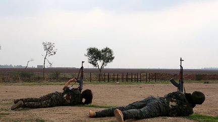 Avec leur peu d'expérience, leurs responsabilités militaires se limitent principalement à la protection de localités et de régions à majorité chrétienne dans la province de Hassaké. (AFP PHOTO / Delil Souleiman)