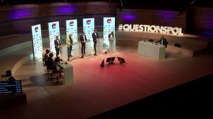 Les cinq candidats à la primaire écologiste, dimanche 5 septembre 2021 sur le plateau de l'émission "Questions politiques".&nbsp; (FRANCEINFO.FR)