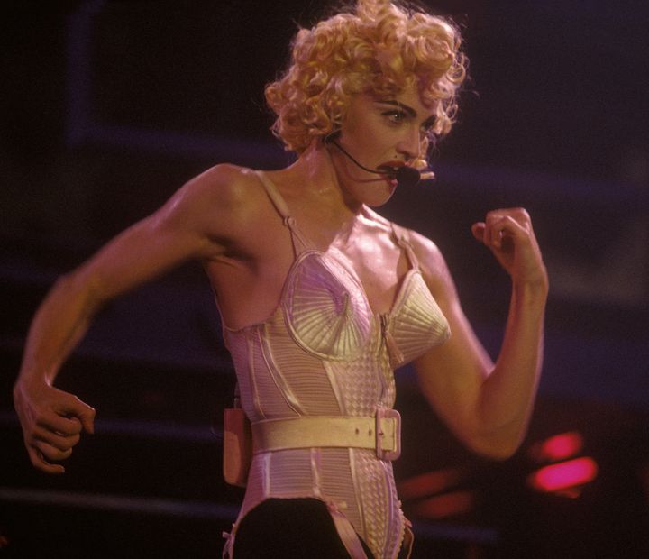 Madonna sur scène à la salle de concert de Bercy, le 3 juillet 1990, à Paris. (ALAIN BENAINOUS / GAMMA-RAPHO / GETTY IMAGES)