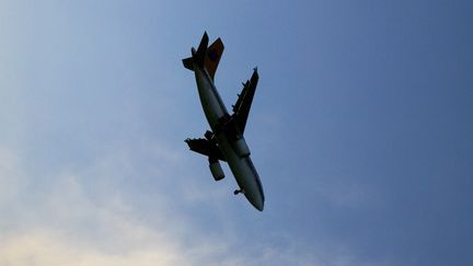 Un informaticien a cr&eacute;&eacute; une application qui permet, selon lui, d'envoyer de fausses donn&eacute;es &agrave; n'importe quel avion de ligne, en profitant des failles de s&eacute;curit&eacute;. (JOHNER RF / GETTY IMAGES)