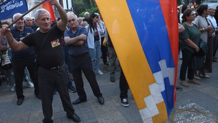 Un manifestant brandit un drapeau de la région séparatiste du Haut-Karabakh lors d'un rassemblement dans le centre d'Erevan (Arménie), le 14 septembre 2023. (KAREN MINASYAN / AFP)