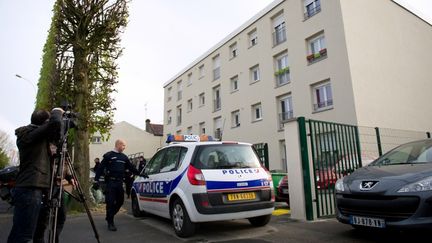 Des policiers se tiennent devant l'immeuble o&ugrave; a &eacute;t&eacute; interpell&eacute; Yoni Palmier le 14 avril 2012, &agrave; Draveil (Essonne). (BERTRAND LANGLOIS / AFP)