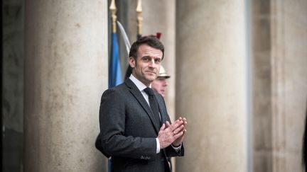 Le président Emmanuel Macron sur le perron de l'Elysée, à Paris, le  24 janvier 2023. (ARTHUR N. ORCHARD / HANS LUCAS / AFP)