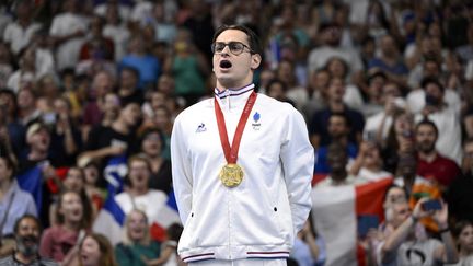 Première journée de compétition, première médaille d'or et première "Marseillaise". Ugo Didier, en 400 m nage libre S9, a été chercher le plus beau des métaux dans le bassin de Paris La Défense Arena. (HERVIO JEAN-MARIE / AFP)