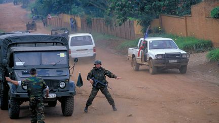 Des parachutistes belges lors de l'évacuation du lycée français à Kigali lors du génocide rwandais, le 20 avril 1994. (MAXPPP)