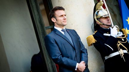 Le président de la République Emmanuel Macron sur le perron de l'Elysée, à Paris, le 16 février 2023. (AMAURY CORNU / HANS LUCAS / AFP)