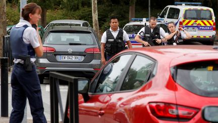 Des policiers après une attaque au couteau perpétrée à Trappes (Yvelines), le 23 août 2018. (PHILIPPE WOJAZER / REUTERS)