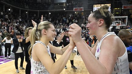 Les joueuses de l'Asvel Marine Johannès et Alexia Chartereau après le large succès en finale aller de l'Eurocoupe contre Galatasaray, le 5 avril 2023 (JOEL PHILIPPON / MAXPPP)