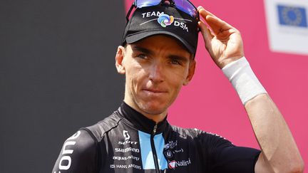 Romain Bardet sur le podium avant le départ de la quatrième étape du Tour d'Italie entre Avola et Etna-Nicolosi, le 10 mai 2022 en Sicile. (LUCA BETTINI / AFP)