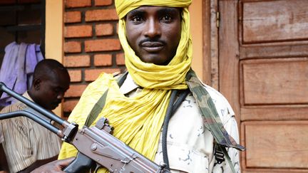 Un combattant de la S&eacute;l&eacute;ka pose avec son arme, &agrave; Bangui (Centrafrique), le 25 juillet 2013. (XAVIER BOURGOIS / AFP)