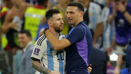 Lionel Scaloni (à droite) félicite son joueur Lionel Messi, lors de la Coupe du monde 2022 au Qatar, le 9 décembre. (ODD ANDERSEN / AFP)