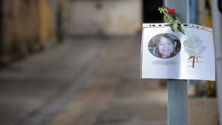 Photo d'Océane, accrochée à l'entrée de la rue où habitent ses parents à Bellegarde. (PASCAL GUYOT / AFP)