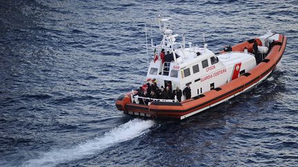 Un bateau des gardes-c&ocirc;tes italiens au large des c&ocirc;tes sud de l'Italie, o&ugrave; un nouveau navire transportant des migrants est en perdition, vendredi 2 janvier 2015. (FILIPPO MONTEFORTE / AFP)