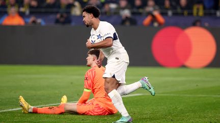 Warren Zaïre-Emery prend rapidement le ballon après avoir égalisé pour le PSG face au Borussia Dortmund en Ligue des champions, le 13 décembre 2023. (FRANCK FIFE / AFP)