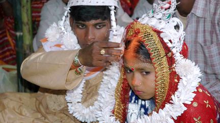 Un marié indien&nbsp;et sa très jeune épouse&nbsp;en 2006, dans un village indien. Malgré l'interdiction d'épouser une mineure inscrite dans la loi depuis&nbsp;1978,&nbsp; la pratique continue. (STRDEL / AFP)