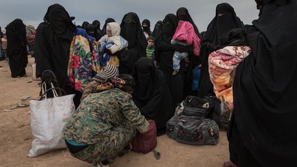 Des Kurdes emmènent des milliers de femmes et d'enfants de jihadistes de Daech sortis de Baghoz, en Syrie, vers le camp de Al Hol, le 23 février 2019. (CHRIS HUBY / LE PICTORIUM / MAXPPP)