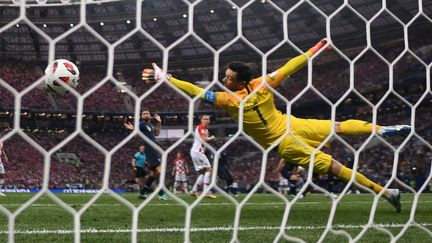 Hugo Lloris&nbsp;tente de stopper le tir du Croate Ivan Perisic, mais ne parvient pas à empêcher l'égalisation de la Croatie. (JEWEL SAMAD / AFP)