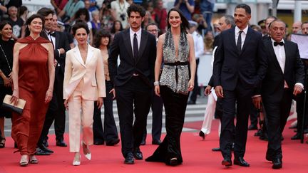 Le casting de "L'Innocent" ont suivi la montée des invités. La productrice Anne-Dominique Toussaint, l'actrice Anouk Grinberg, le réalisateur Louis Garrel, l'actrice Noémie Merlant et l'acteur Roschdy Zem. (VALERY HACHE / AFP)