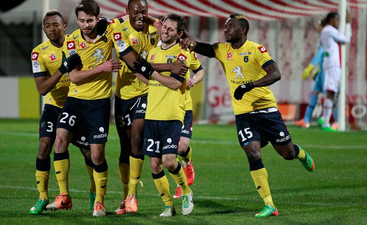 Les joueurs de Sochaux se congratulent apr&egrave;s un but &agrave; la derni&egrave;re seconde &agrave; Ajaccio, le 25 janvier 2014.&nbsp; (PASCAL POCHARD CASABIANCA / AFP)