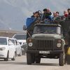 Des réfugiés du Haut-Karabakh patientent près de la ville de Kornidzor, en Arménie, après avoir fui l'avancée de l'armée azerbaïdjanaise, le 26 septembre 2023. (ALAIN JOCARD / AFP)