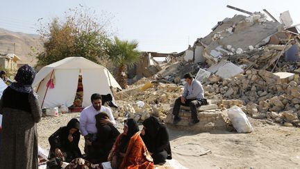 En Iran, les sinistrés du séisme dorment dans des tentes, dans la rue. Ici, le 15 novembre dans le village de Kouik, à l'ouest de Kermanshah, près de la frontière irakienne (ATTA KENARE / AFP)