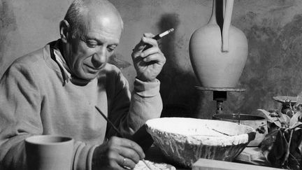 Pablo Picasso dans son atelier de Vallauris (Alpes-Maritimes) en avril 1949 (AFP)