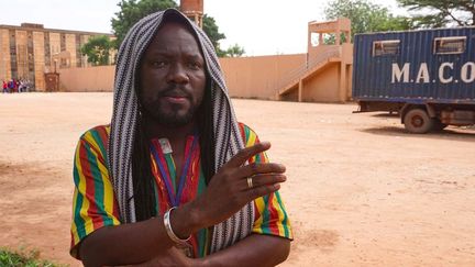 Le chanteur Freeman Tapily, star du reggae burkinabè et promoteur du festival Un vent de liberté, organise des concerts au bénéfice des détenues. Il convient à regret: «Les bébés qui ne sont pas censés être en prison y sont. La réalité est là. On essaie de soigner, d'aider en apportant de la nourriture, des savons, des médicaments, des draps moustiquaires...» Mais à l'extérieur de la prison, «il y a les mêmes problèmes», souligne-t-il. «Nous sommes un Etat pauvre.»
 (ISSOUF SANOGO / AFP)