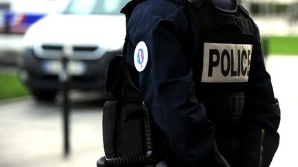 Un policier en poste lors d'une operation de contrôle, à Valenciennes (Nord), le 10 novembre 2017.&nbsp; (MAXPPP)