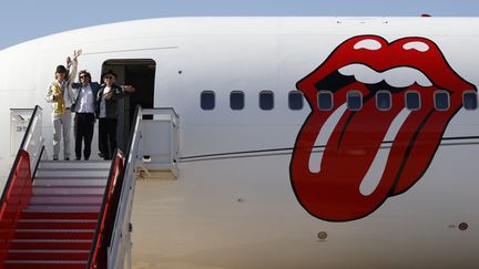 Les Rolling Stones (de gauche à droite Mick Jagger, Ron Wood et&nbsp;Keith Richards&nbsp;à leur descente d'avion à Madrid, le 26 mai 2022. (MARISCAL / EFE / EPA / MAXPPP)