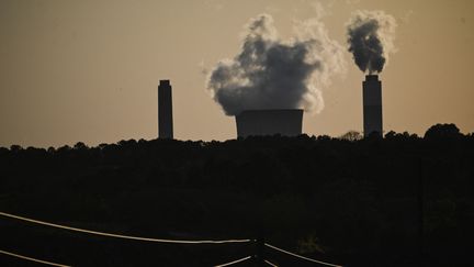 Une&nbsp;centrale électrique fonctionnant au charbon en Alabama (Etats-Unis), en&nbsp;avril 2021 (ANDREW CABALLERO-REYNOLDS / AFP)