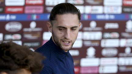 Le milieu de terrain de l'équipe de France Adrien Rabiot, à la fin de l'entraînement des Bleus le 8 octobre 2021 à Turin. (JEAN CATUFFE / AFP)