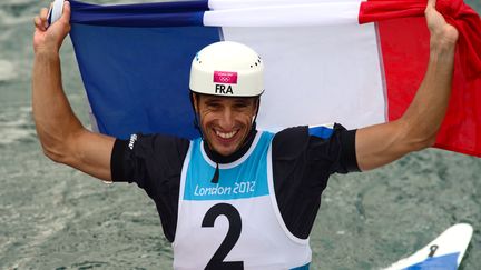 Le Fran&ccedil;ais Tony Estanguet c&eacute;l&egrave;bre son titre olympique en cano&euml; monoplace le 31 juillet 2012 &agrave; Londres. (OLIVIER MORIN / AFP)