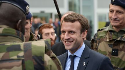 Emmanuel Macron visite le centre commercial de la Défense Les 4 Temps, près de Paris, le 25 novembre 2015. (ERIC PIERMONT / AFP)