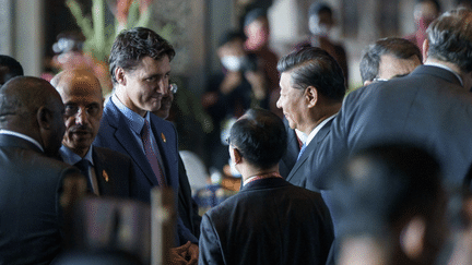 Le Premier ministre canadien Justin Trudeau (à gauche) et le président chinois Xi Jinping, lors du sommet du G20, à Bali, en Indonésie, le 16 novembre 2022. (ADAM SCOTTI / OFFICE OF THE PRIME MINISTER OF CANADA / AFP)