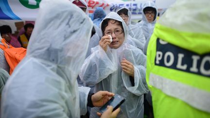 A Jindo, une femme attend d&eacute;sesp&eacute;pr&eacute;ment des nouvelles d'un proche&nbsp;disparu dans le naufrage du "Sewol", le 17 avril 2014. (ED JONES / AFP)