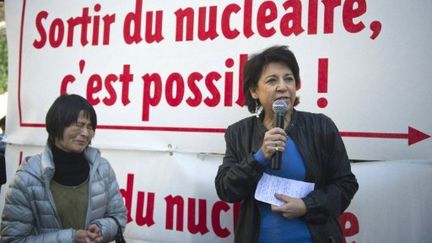 Corinne Lepage lors d'une manifestation anti-nucléaire à Paris en mars 2011 (AFP - Bertrand LANGLOIS)