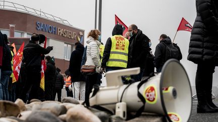 Manifestation contre les suppressions d'emplois dans la recherche et développement chez Sanofi à Marcy-L'étoile (Rhône) le 19 janvier 2021 (JEFF PACHOUD / AFP)