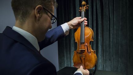 Un rare violon Stradivarius datant de 1684 présenté avant sa mise aux enchères chez Sotheby's Hong Kong en février 2017. (ISAAC LAWRENCE / AFP)