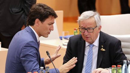 Le Premier ministre canadien Justin Trudeau et le président de la Commision européenne Jean-Claude Juncker lors du sommet du G20 à Hambourg (Allemagne), le 8 juillet 2017. (LUDOVIC MARIN / AFP)