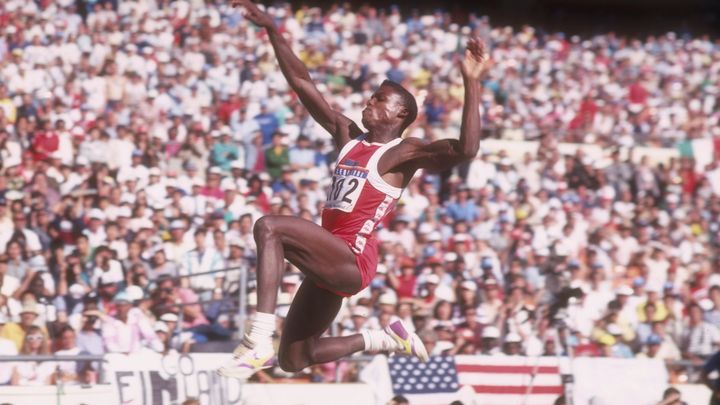 Carl Lewis lors de l'&eacute;preuve de saut en longueur aux Jeux de S&eacute;oul (Cor&eacute;e du Sud), le 26 septembre 1988.&nbsp; (TOM DUFFY / GETTY IMAGES NORTH AMERICA)