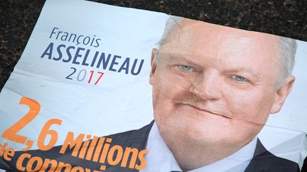 Une affiche de François Asselineau au sol dans les rues de Paris, le 24 janvier 2017. (AUGUSTIN LE GALL / HAYTHAM / REA)