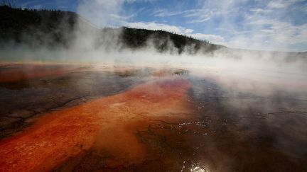 Trois millions de visiteurs annuels se rendent au Parc Yellowstone (8.983 km²) situé directement sur le dessus du «super volcan», selon le terme inventé en 2000 par la BBC pour désigner ces monts dont les explosions pourraient influencer la vie sur Terre. Or l’activité sismique du Yellowstone est en hausse. A l’intérieur de sa chambre magmatique, la plus grande jamais répertoriée, bouillonne du magma à une température de 1.500°C. Depuis 2004, les experts constatent une pression de la matière et une élévation du sol de plusieurs centimètres par an. Bien que de nombreuses données manquent pour prédire une éruption majeure, beaucoup la redoutent. Si c’était le cas, deux tiers des Etats-Unis et un tiers du Canada deviendraient inhabitables.
  (JIM URQUHART / REUTERS)